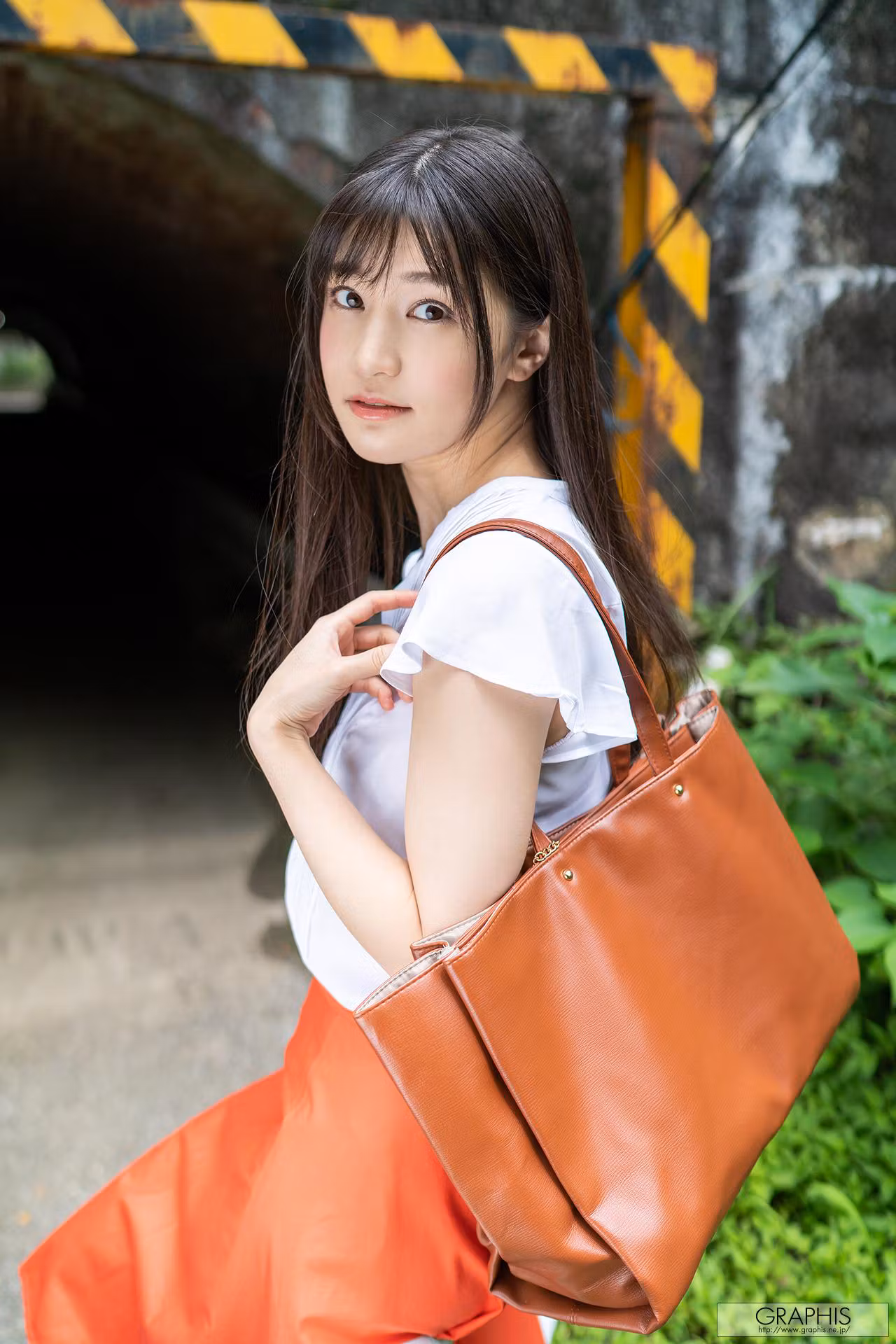 高桥圣子身穿淡紫色背心在室内榻榻米拉低上衣展现巨乳姿势
